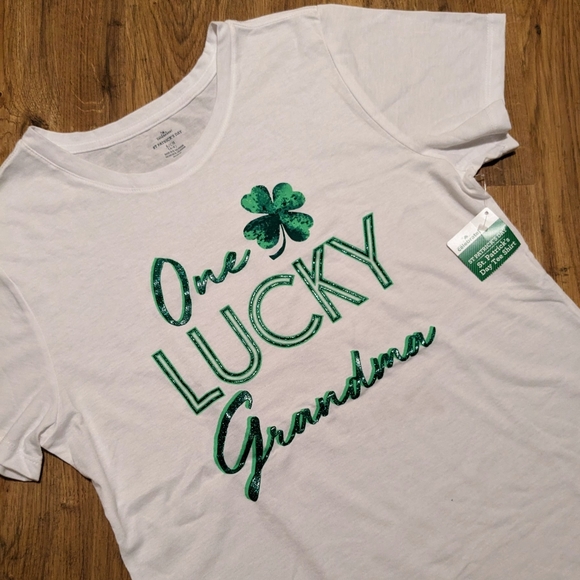 St Patrick's Day T-shirt "One Lucky Grandma" White Green Graphic Shamroc… - Picture 5 of 6